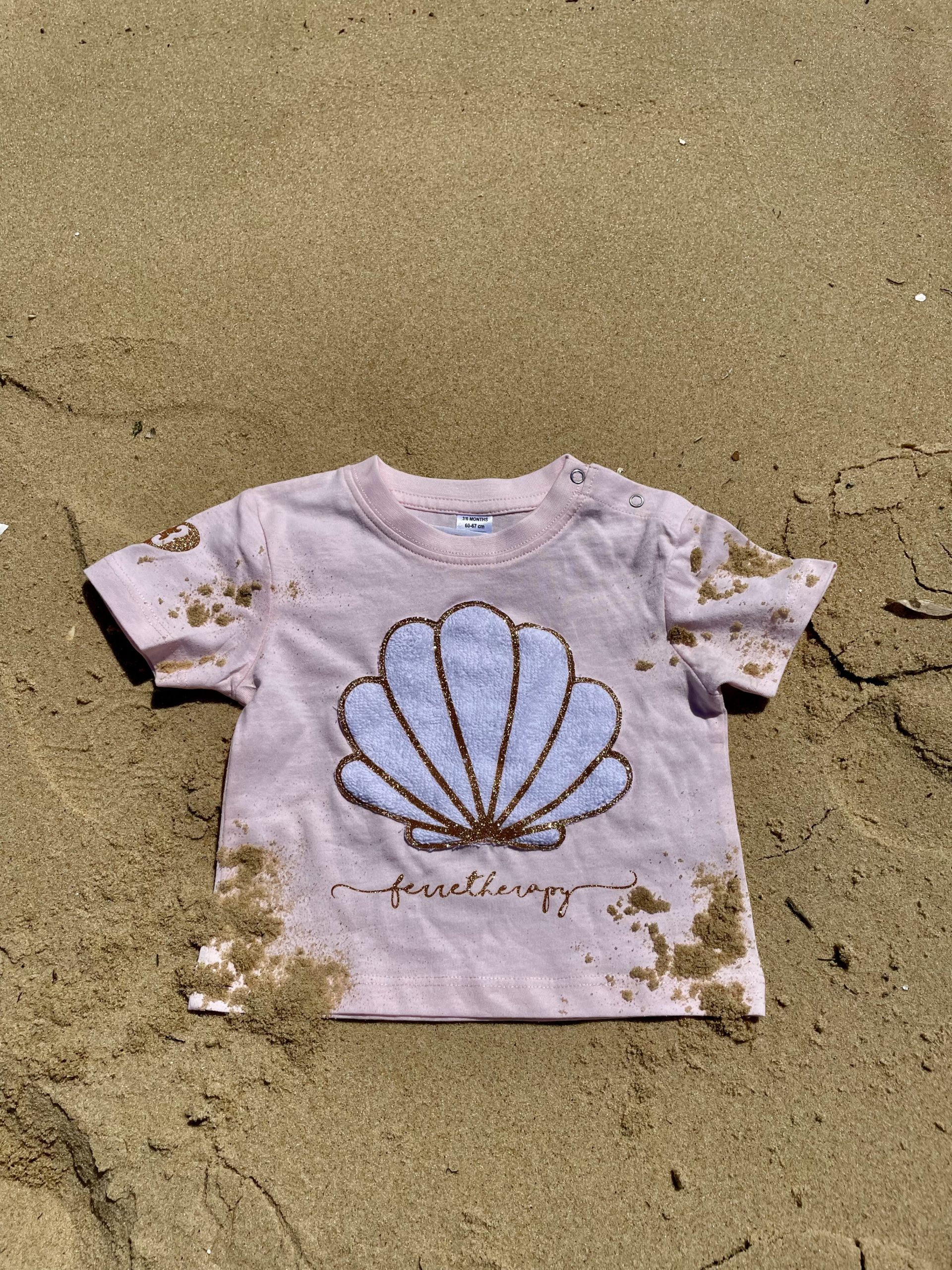 Un tee-shirt rose pour bébé, estampillé "Ferretherapy" de la marque régionale 33.