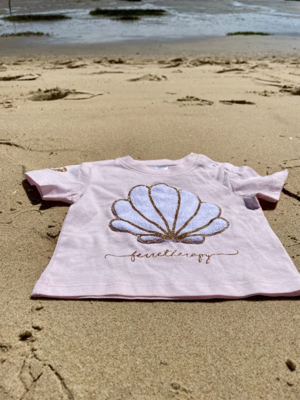 Un tee-shirt rose pour bébé, estampillé "Ferretherapy" de la marque régionale 33.