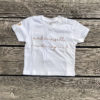 Un tee-shirt blanc pour bébé, estampillé "Mademoiselle du cap" de la marque régionale 33.