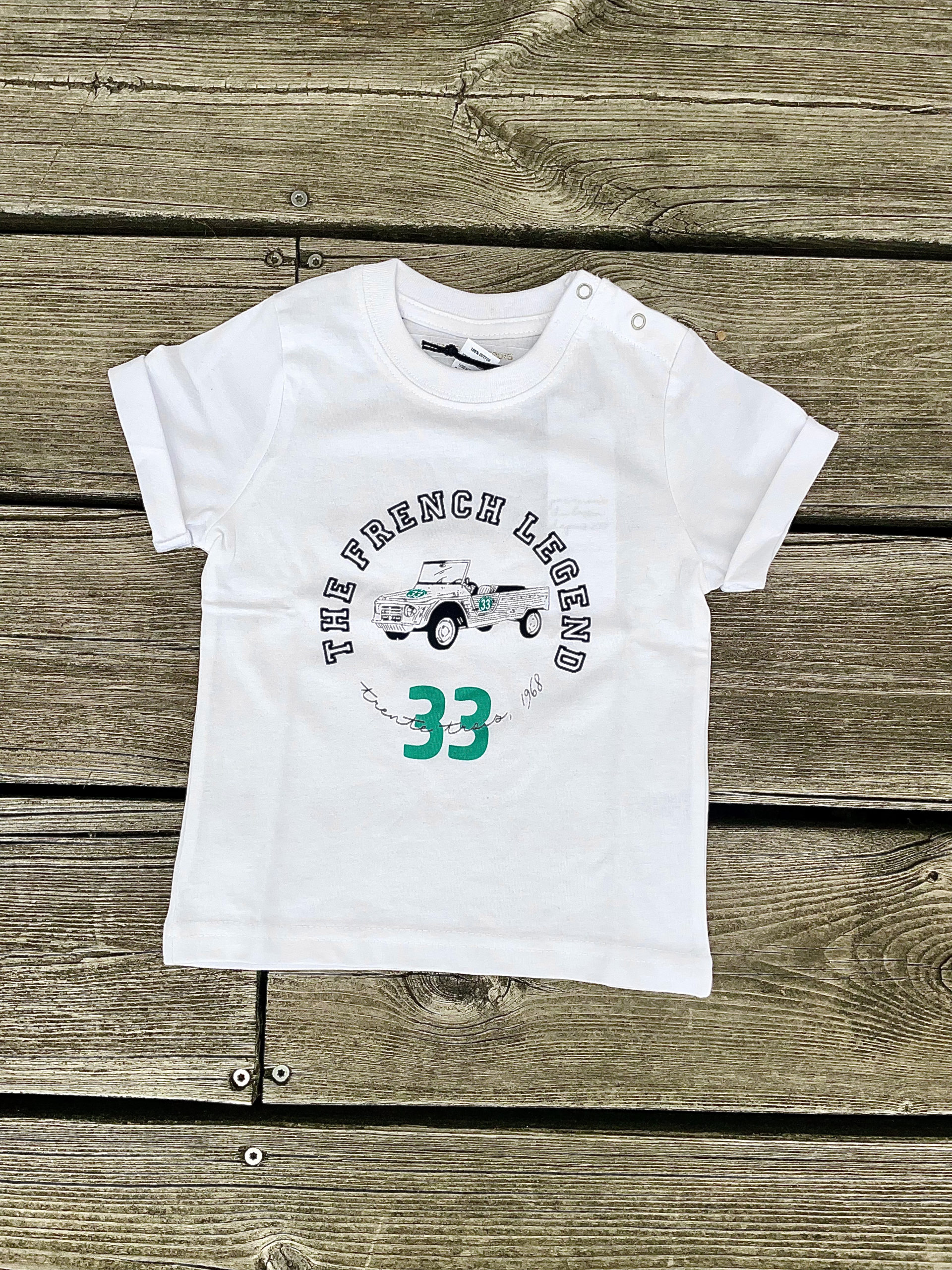 Un tee-shirt blanc pour bébé, estampillé "The French Legend" de la marque régionale 33.