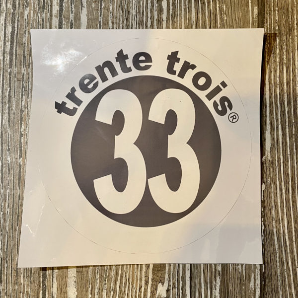 Un autocollant 33 gris de la marque régionale 33.