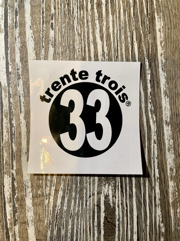 Un autocollant 33 noir de la marque régionale 33.