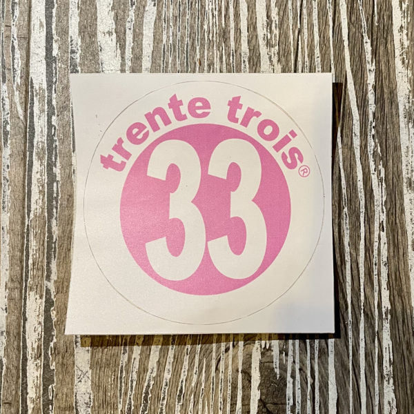 Un autocollant 33 rose de la marque régionale 33.