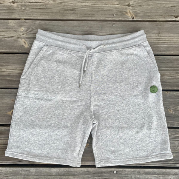 Un bermuda gris pour homme de la marque régionale 33.