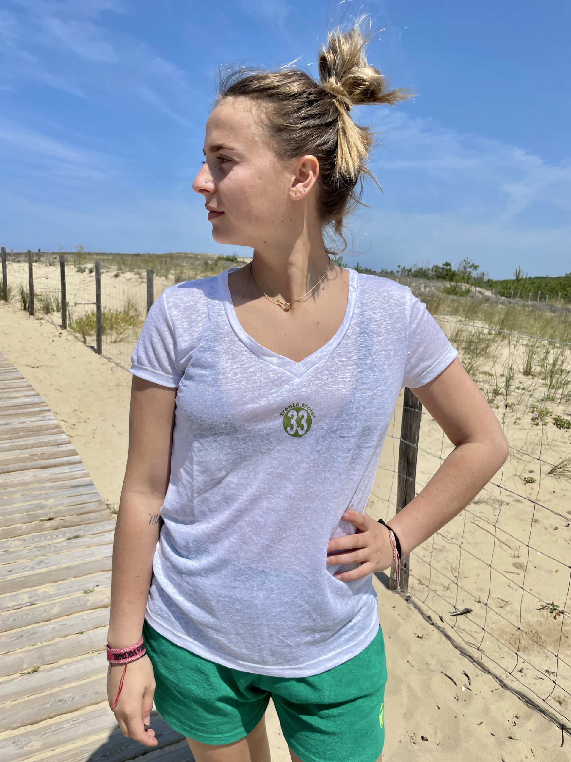 Un tee-shirt pour femme, estampillé "Palmier" de la marque régionale 33.