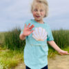 Un tee-shirt pour enfant turquoise estampillé "Ferretherapy" de la marque régionale 33.