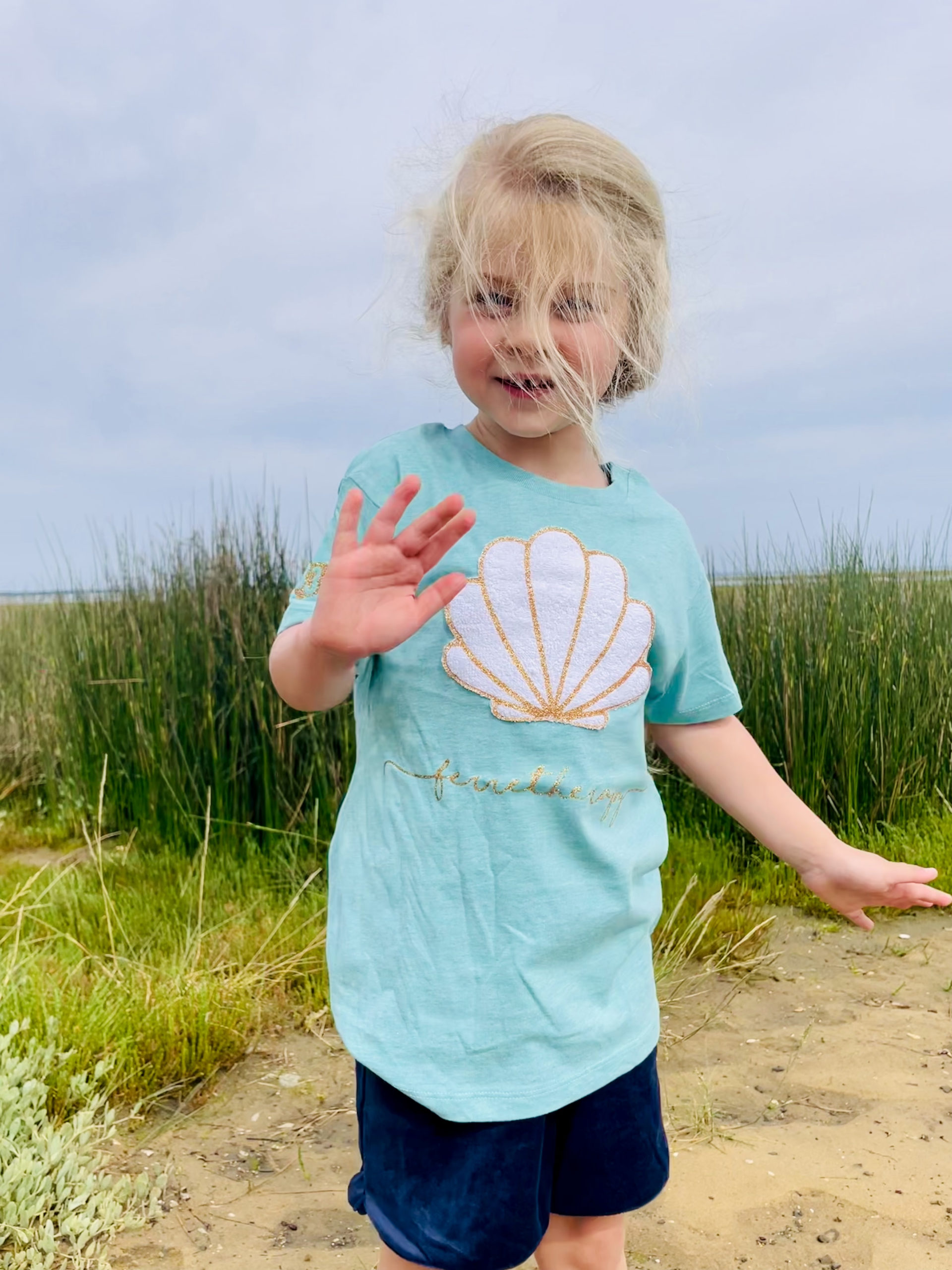 Un tee-shirt pour enfant turquoise estampillé "Ferretherapy" de la marque régionale 33.