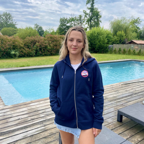 Une veste zippée marine pour femme de la marque régionale 33.