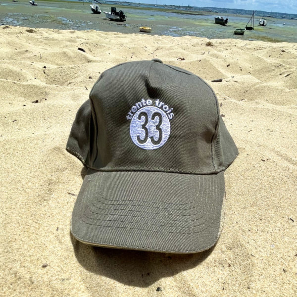 Une casquette kaki brodée de la marque régionale 33.
