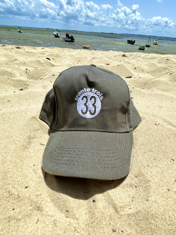 Une casquette kaki brodée de la marque régionale 33.