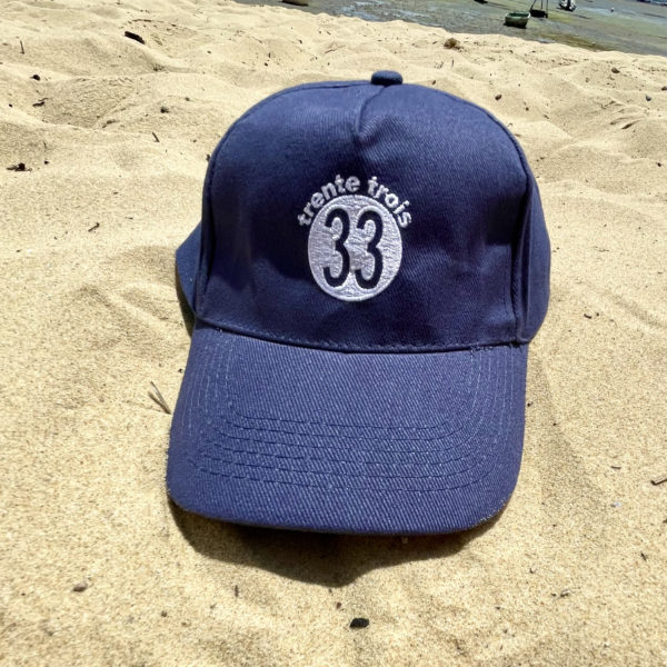 Une casquette marine brodée de la marque régionale 33.