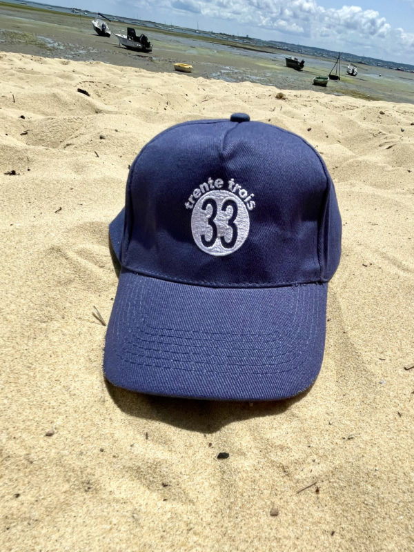 Une casquette marine brodée de la marque régionale 33.