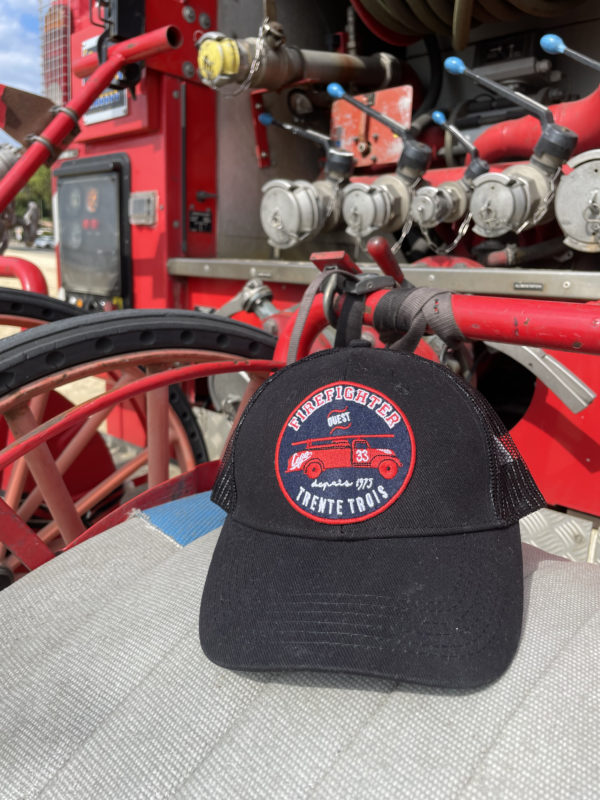 Une casquette Firefighter noir de la marque régionale 33.
