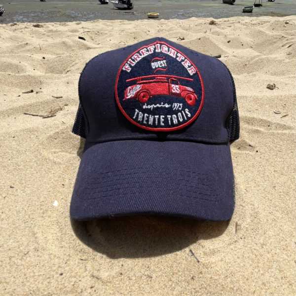 Une casquette Firefighter marine de la marque régionale 33.