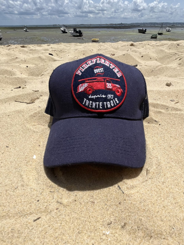 Une casquette Firefighter marine de la marque régionale 33.