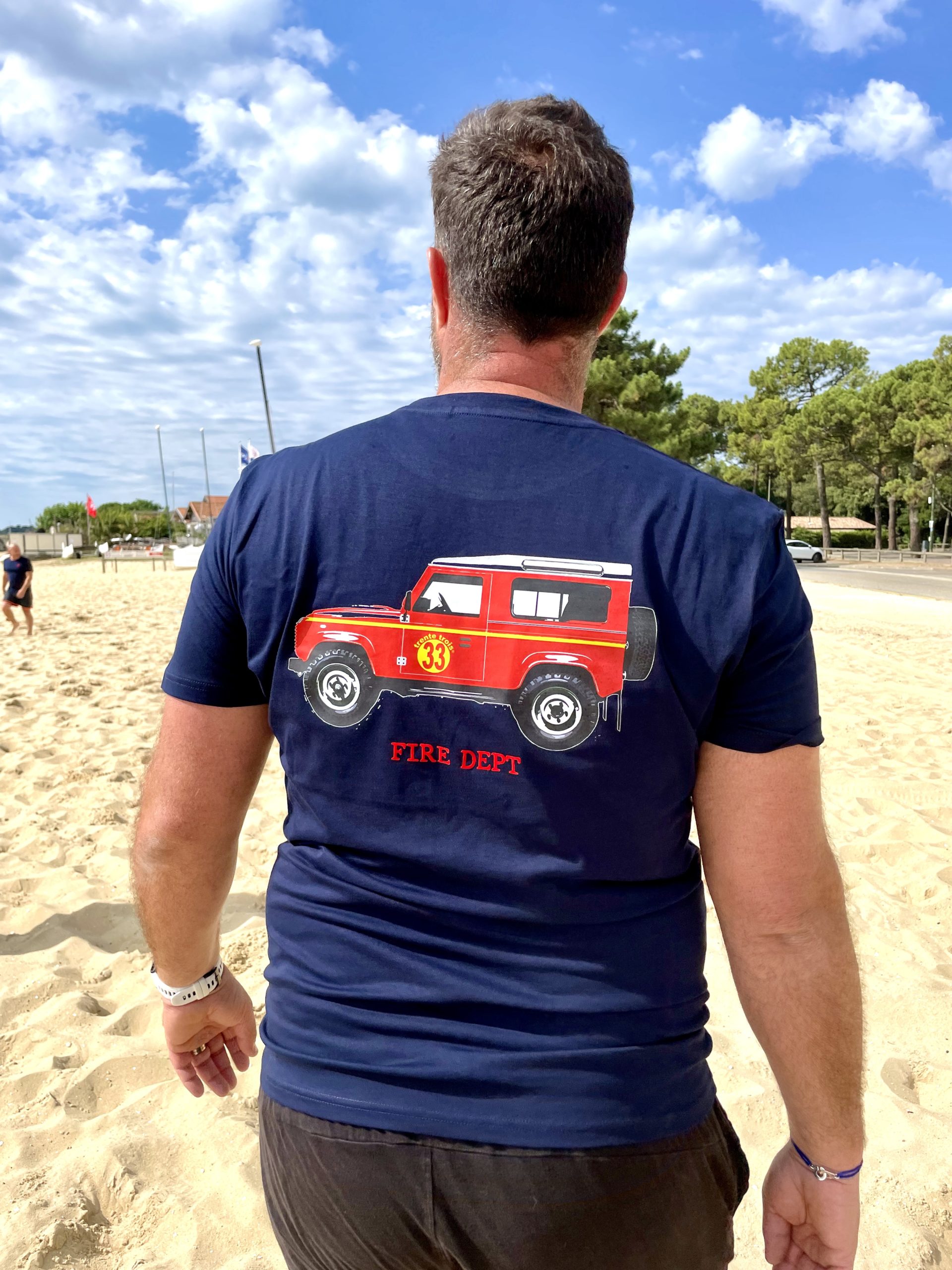 Un tee-shirt Fire dept marine de la marque régionale 33.